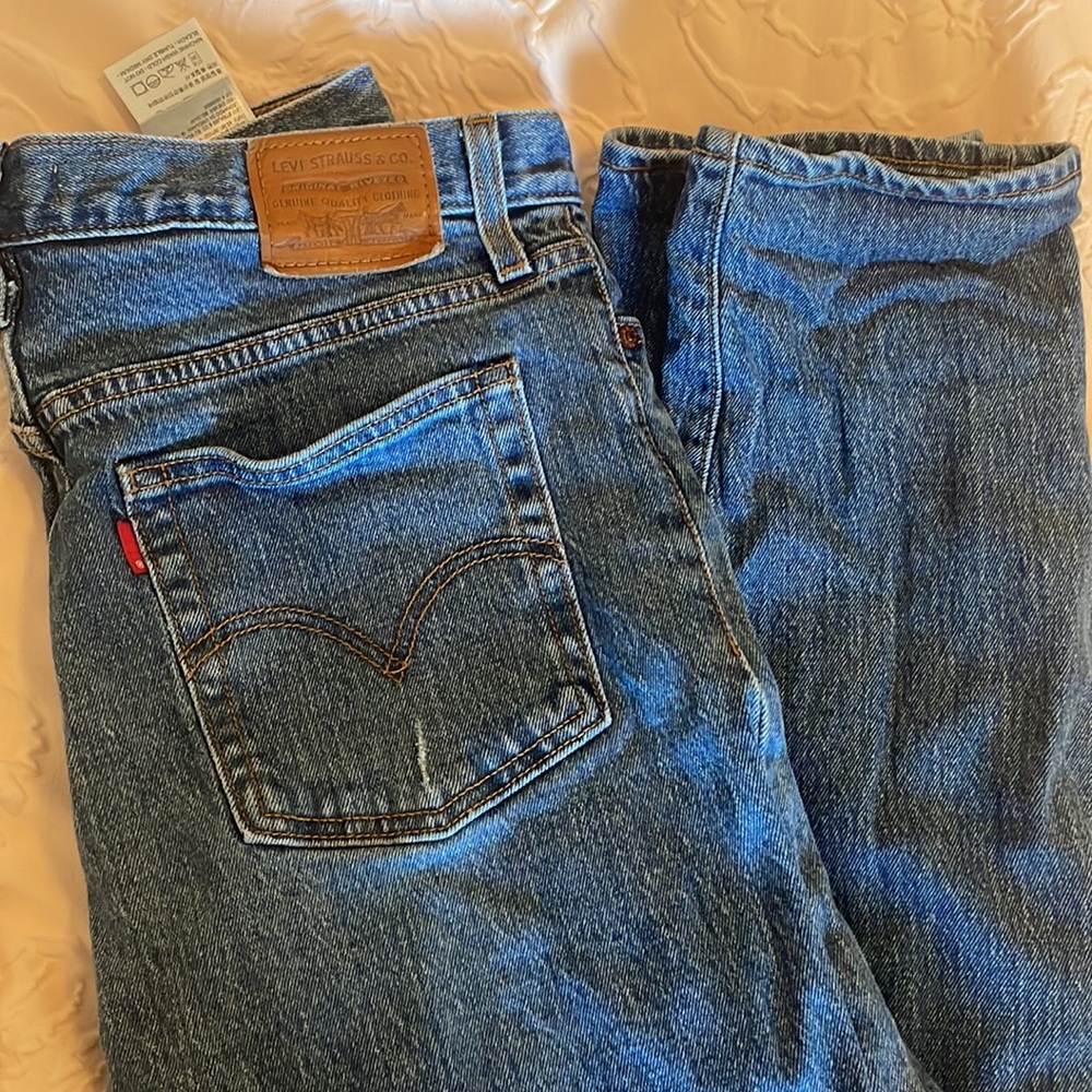 Levi’s wedgie straight leg pant. Size 28